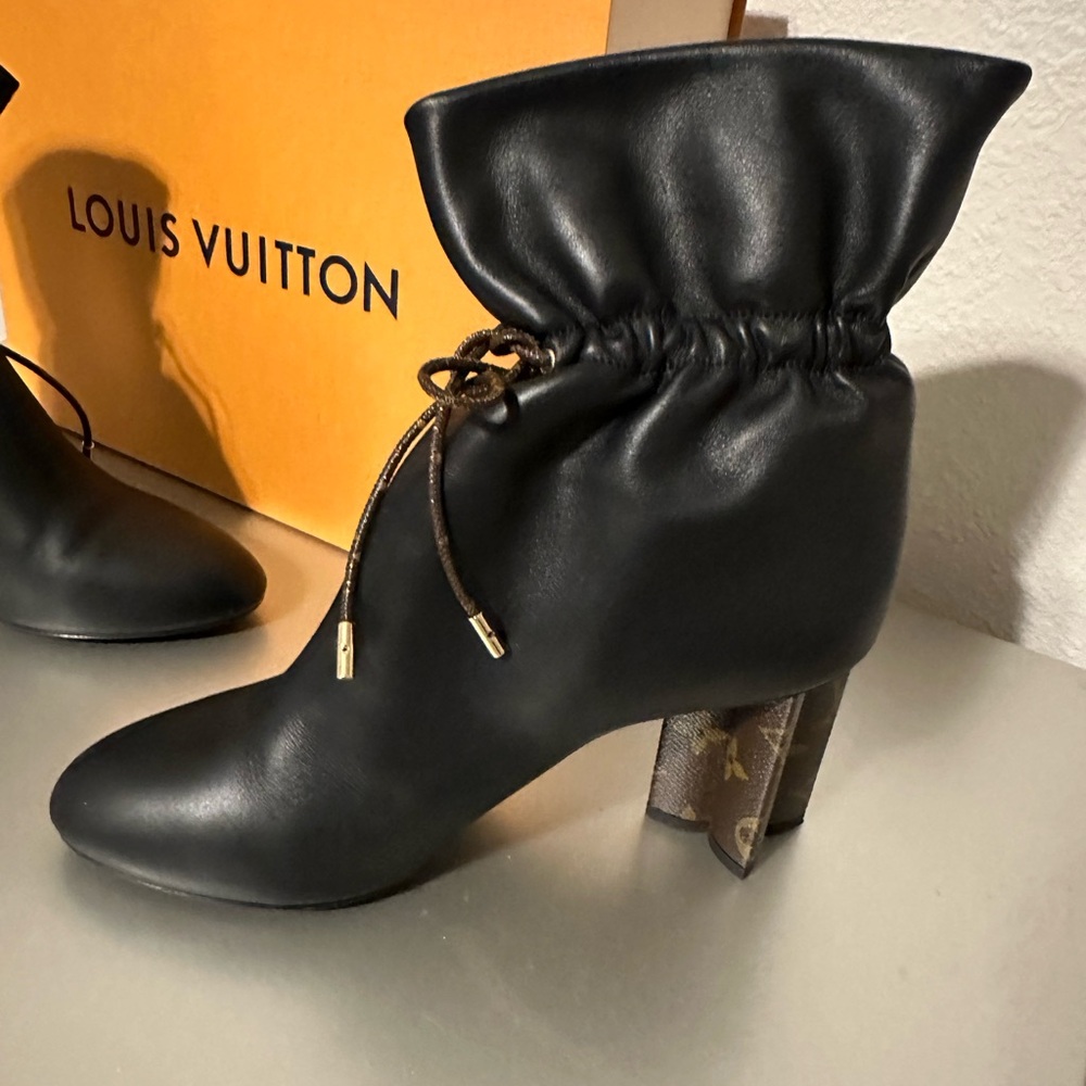 Louis Vuitton SILHOUETTE Black Leather Monogram Drawstring & Heel Ankle Boots - Picture 2 of 3